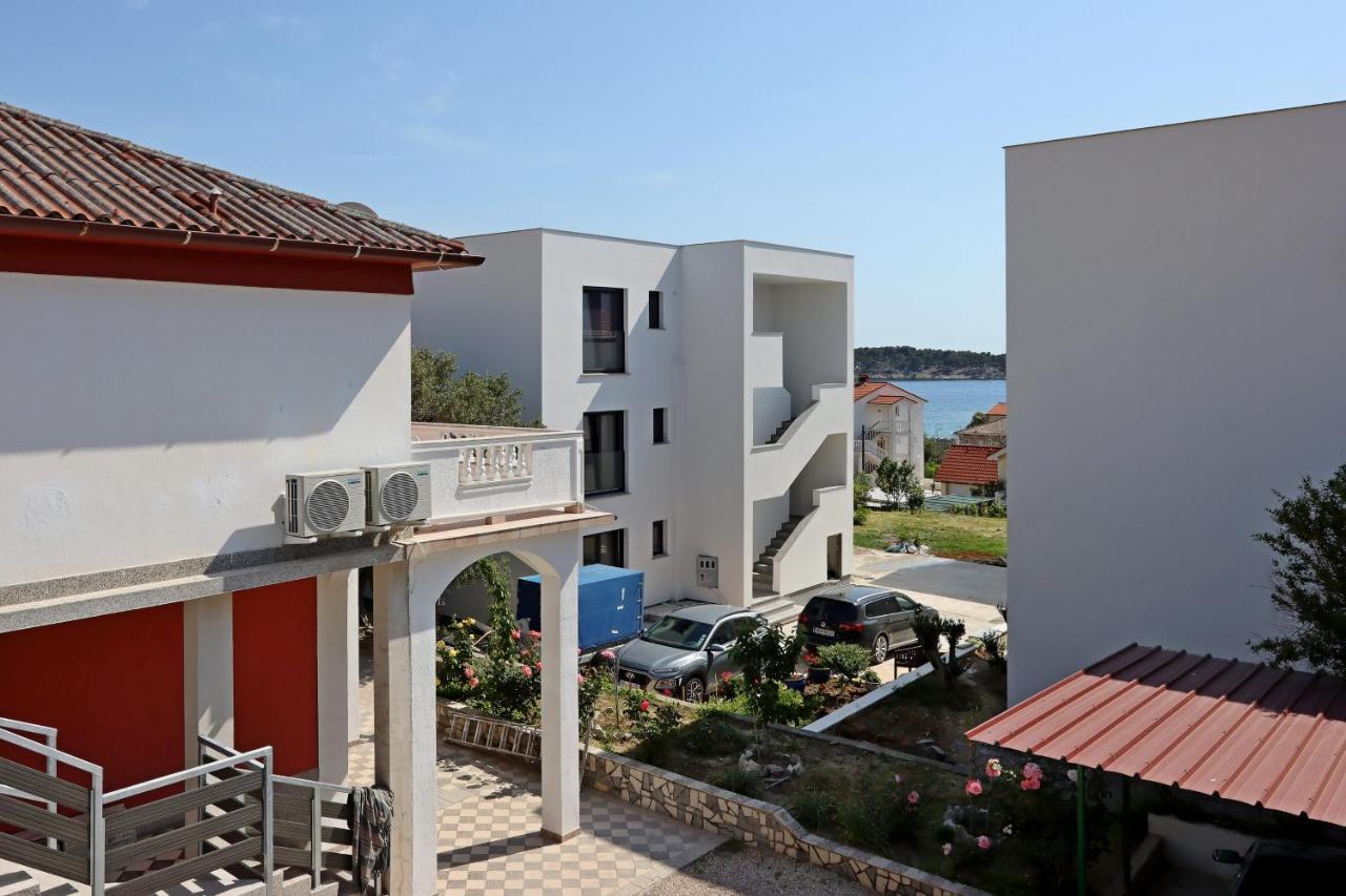 Apartments And Rooms By The Sea Banjol, Rab - 19692 Esterno foto